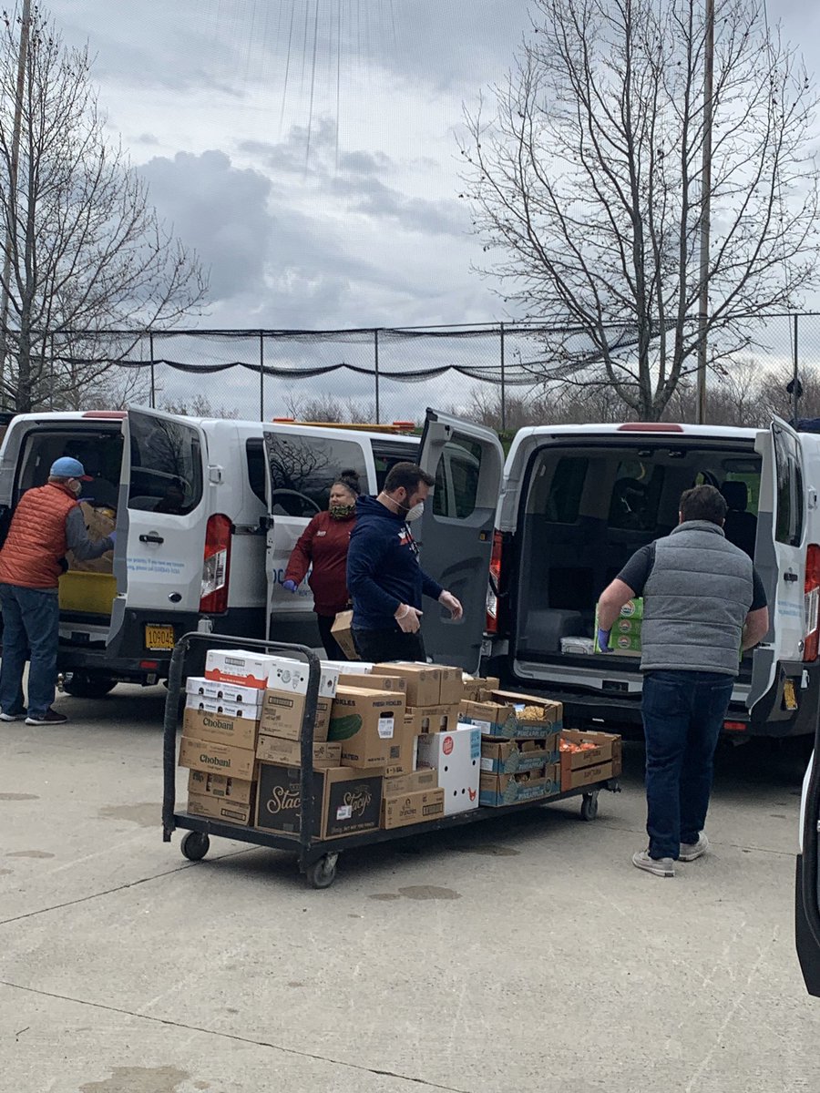 EdHurleyYMCA's tweet photo. Yesterday 6 vans from @HockomockYMCA loaded fresh produce dairy products and food @GilletteStadium as part of weekly food distribution at all 3 Y branches. Thx to the Kraft Family @Patriots &amp; Pats Charitable Fdn for ur continued support of &amp; partnership w/our Y and the community https://t.co/fhRQsGrIaz