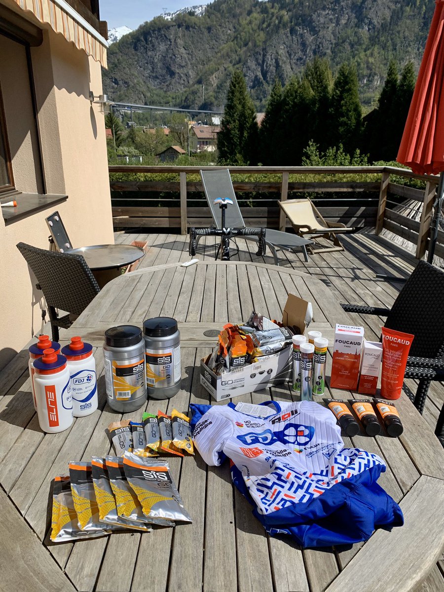 maelle__G's tweet photo. Livraison du jour by @FDJ_NAqui_Fut ↪️ Avec la combi chrono, les pastilles électrolytes et la friction de Foucaud, je vais enfin pouvoir jouer la gagne sur Zwift 😂
@ScienceinSport @poli_fr #fuelledbyscience #findyourfocus #poliwear #politraining #stayhome https://t.co/7SzRopTycw