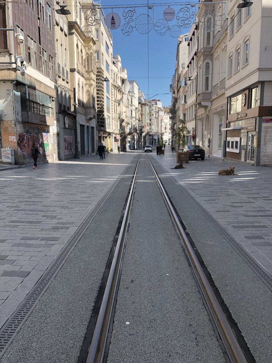 20 senedir evliyiz Beyoğlu’yla. Her halini gördüm sandımdı. Varmış daha göreceklerimiz. #lockdown #beyoğlu