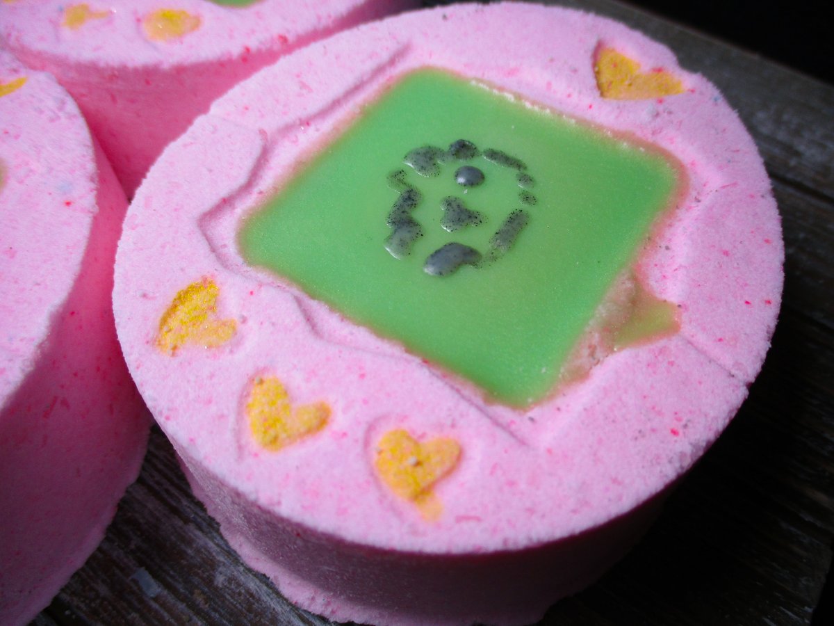 BathOmens's tweet photo. >> New Listing <<

90s kids remember..

#Tomagatchi XL Bath Bombs are on the shop! These are hand painted with bath melt butters for extra skin love <3 

https://t.co/xklWF48Lpl #StandWithSmall #handmade #shopsmall #handmadebath #bathbomb https://t.co/Kjzy0LEgSK