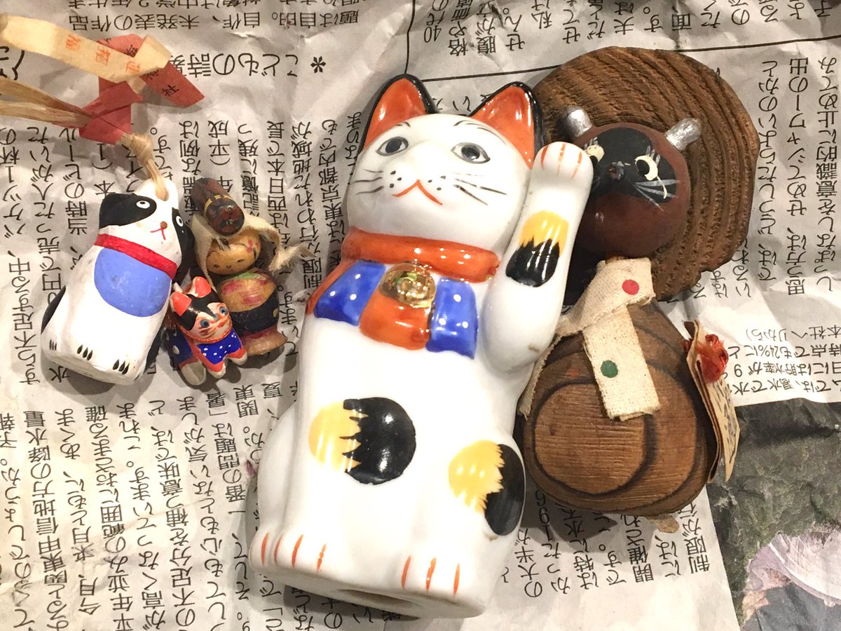 𓆸𝓡𝓸𝓸𝓬𝓪𓆸 絵付けのお皿も飾りたい 友達に連れて行ってもらった瀬戸で色付きの絵付け体験でした 鉛筆で下書きして白い薬で線を描いてから色付け 市松模様に梅鶴を描きました 使おうと思ったけれど思い出に飾ります