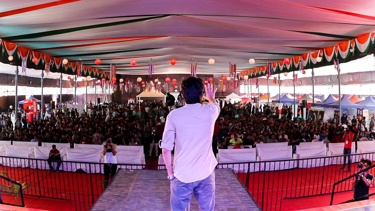 mitaarohanfest's tweet photo. "Guzre hue wakt aur aane wale waqt ke beech baitha hoon...
Isse apne naam se mashoor karna chahta hoon..."
-Yahya
Here's a short glimpse of our all time favourite Youtuber Poet @yahya_bootwala performing at the first edition of Youtuber's Fest!!
#relivethepast #tbt #aarohan2020 https://t.co/eZQJpHEWqe