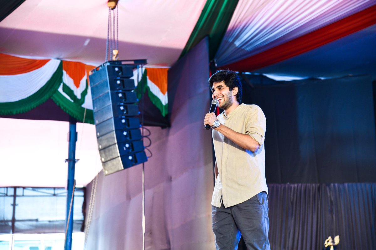 mitaarohanfest's tweet photo. "Guzre hue wakt aur aane wale waqt ke beech baitha hoon...
Isse apne naam se mashoor karna chahta hoon..."
-Yahya
Here's a short glimpse of our all time favourite Youtuber Poet @yahya_bootwala performing at the first edition of Youtuber's Fest!!
#relivethepast #tbt #aarohan2020 https://t.co/eZQJpHEWqe
