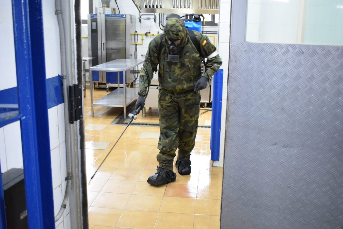 FUTER_ET's tweet photo. El Regimiento "Tercio Viejo de Sicilia" #RI67 de #BrigadaExtremadura, se encuentra descontaminando desde este medio dia el centro penitenciario de #SanSebastián #Guipúzcoa. @EjercitoTierra #OperaciónBalmis #EsteVirusLoParamosUnidos https://t.co/YhNU2wzq5x