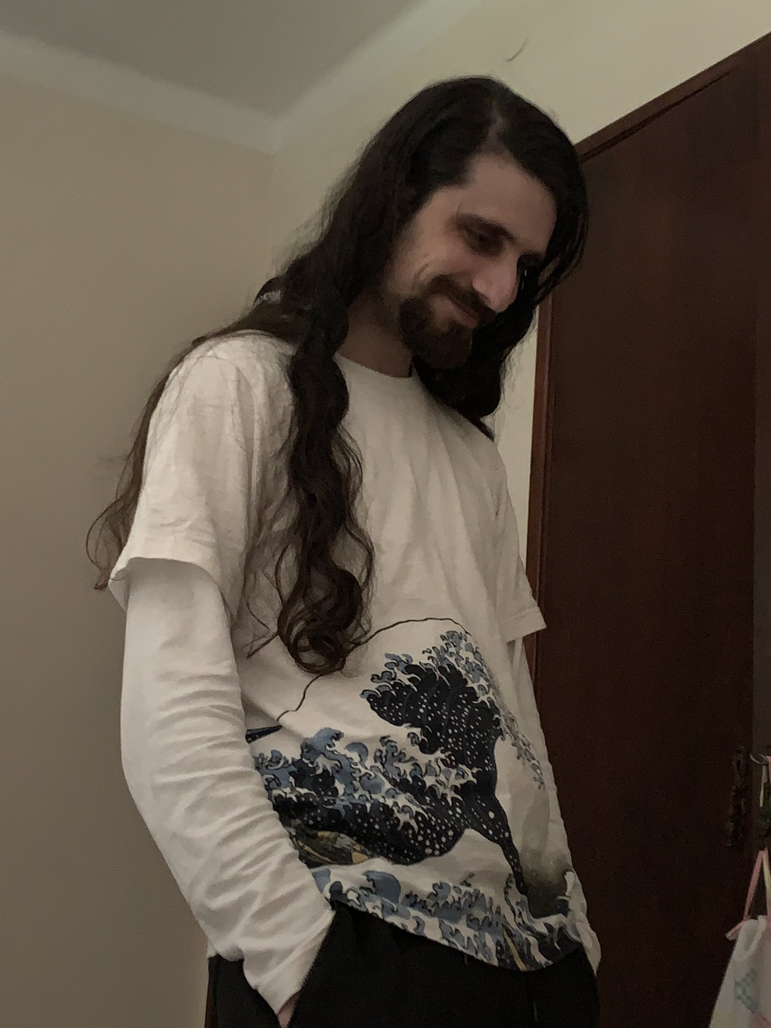 kony on X Camiseta blanca de manga corta sobre camiseta blanca de manga larga un verdadero visionario de la moda https t Hb2CLLdxEE X