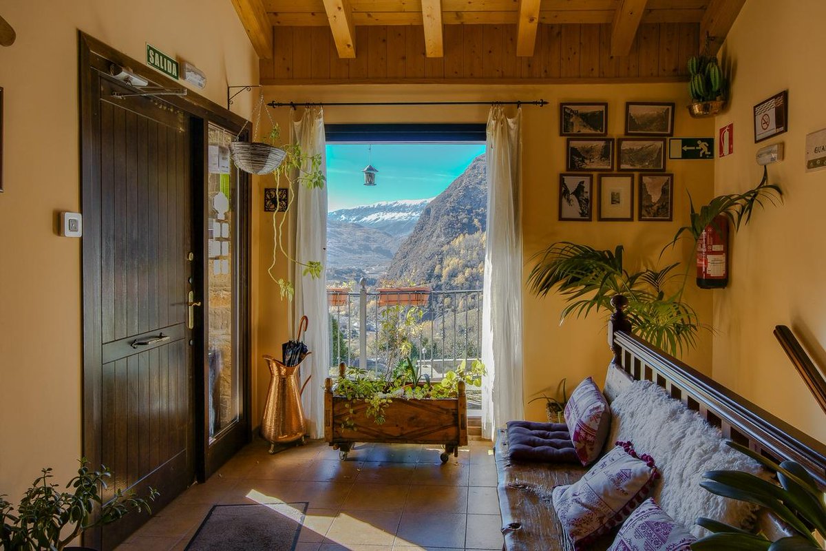 tripula_exp's tweet photo. ¿Nos vamos al Pirineo? Silvia nos envía un par de tips sobre su escapada al @ValleBenasque ¡aire puro! Habla maravillas del hostal @H_ParqueNatural y nos dice que no dejemos de comer o cenar en el Rte El Fogaril.

Gracias Silvia por ayudarnos a promover el turismo doméstico 🥳🥳 https://t.co/yY5RyvXEaB