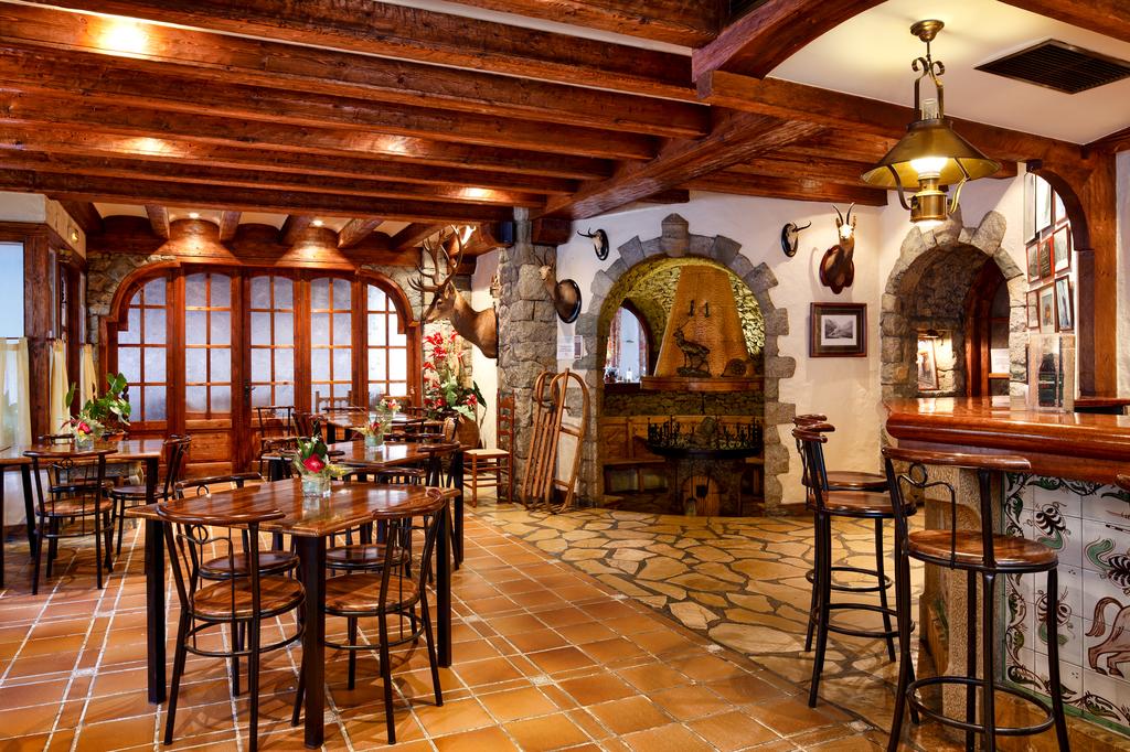 tripula_exp's tweet photo. ¿Nos vamos al Pirineo? Silvia nos envía un par de tips sobre su escapada al @ValleBenasque ¡aire puro! Habla maravillas del hostal @H_ParqueNatural y nos dice que no dejemos de comer o cenar en el Rte El Fogaril.

Gracias Silvia por ayudarnos a promover el turismo doméstico 🥳🥳 https://t.co/yY5RyvXEaB