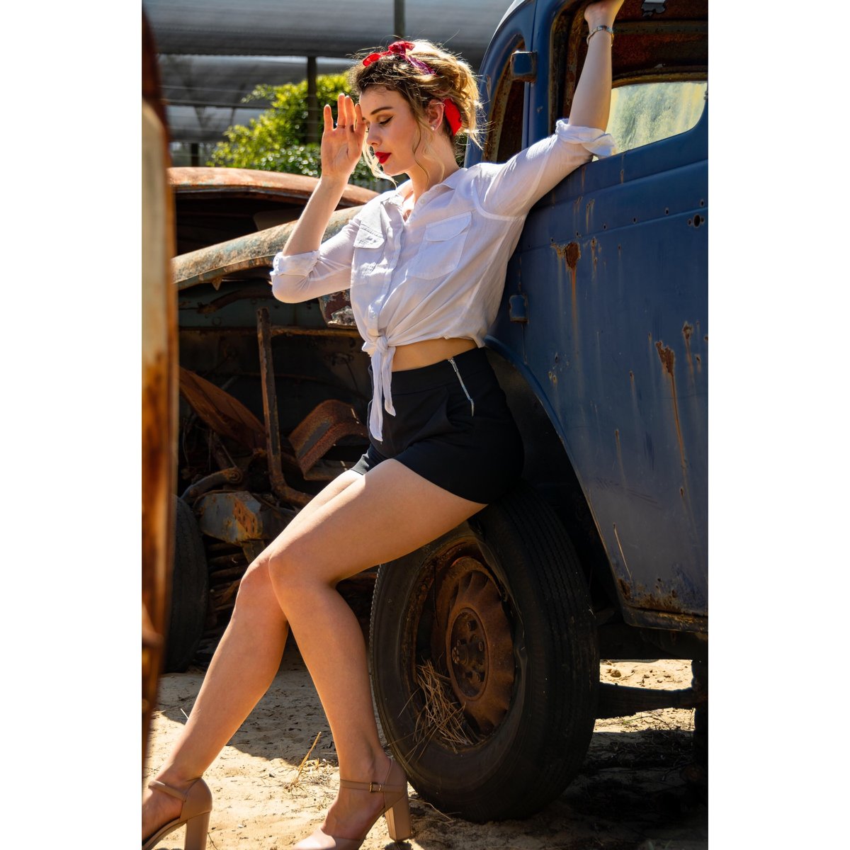 EmilyAdair2's tweet photo. @jamesbriggsphotography found this car museum just outside Cape Town when we were on holiday in February. So enjoy this Pinup girl meets rusty cars. ⠀⠀⠀⠀⠀⠀⠀⠀⠀ ⠀ https://t.co/LyyRFEuUMj