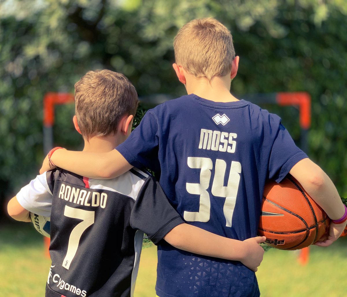agonic229's tweet photo. Soccer or basket? #fairplay #soccer #basket #Ronaldo #davidmoss #Brothers #shotoniphone #freehand #carbonapp https://t.co/vpEt1cfrDS