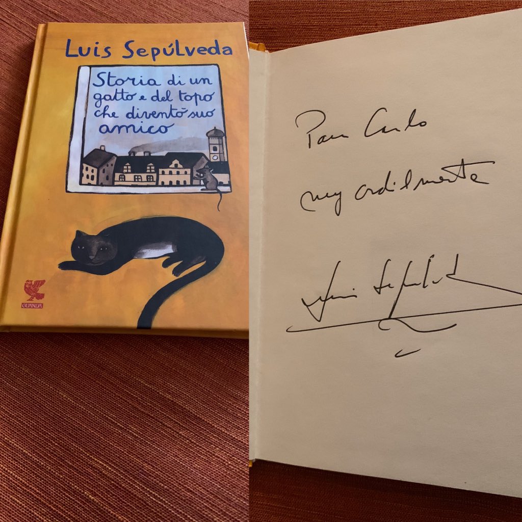 LibreriaLirus's tweet photo. Da qualche giorno  cercavo,#storiadiunagabbianellaedelgattocheleinsegnòavolare,sistemando la libreria.Cercavo Fortuna e Zorba per regalarli a chi, in questi giorni difficili, ha bisogno di aprire le ali,e volare verso giorni migliori.Poi ecco qui...Gracias por todo Luis https://t.co/FyLaRUB4v1