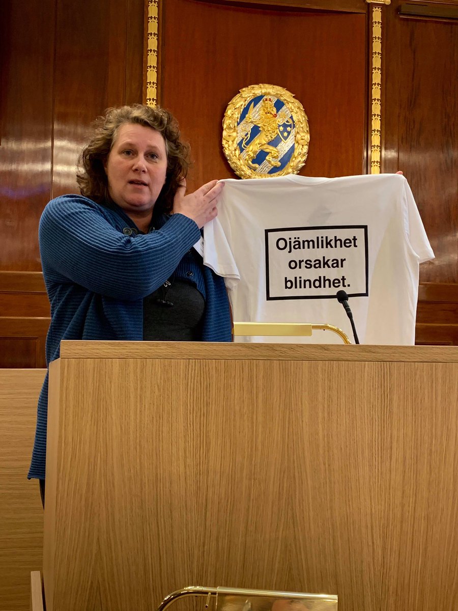BergmanAlme's tweet photo. I Göteborgs stads plan för en @Jamlikstad kommer konkretiseringarna &amp; åtgärderna. Ojämlikhet kan göra dig blind för klyftor (vilket elever från @schillerska illustrerade) och då förstår man inte att vi måste agera för en mer sammanhållen stad - för allas bästa. #kfgbg @lib_gbg https://t.co/NSLfkviWbu