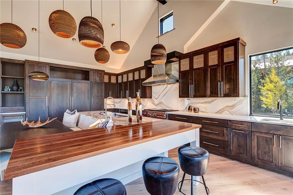 MtnLivingMag's tweet photo. Oversized island? Don't mind if we do. π See the entire #kitchendesign here: https://t.co/ynTGOHvqdi @kitchenscapesco
#kitchenscapes #dreamkitchen #kitchengoals #mountainkitchen #mountainliving #mountainhomedesign #kitchenisland https://t.co/RToCGY3GgF