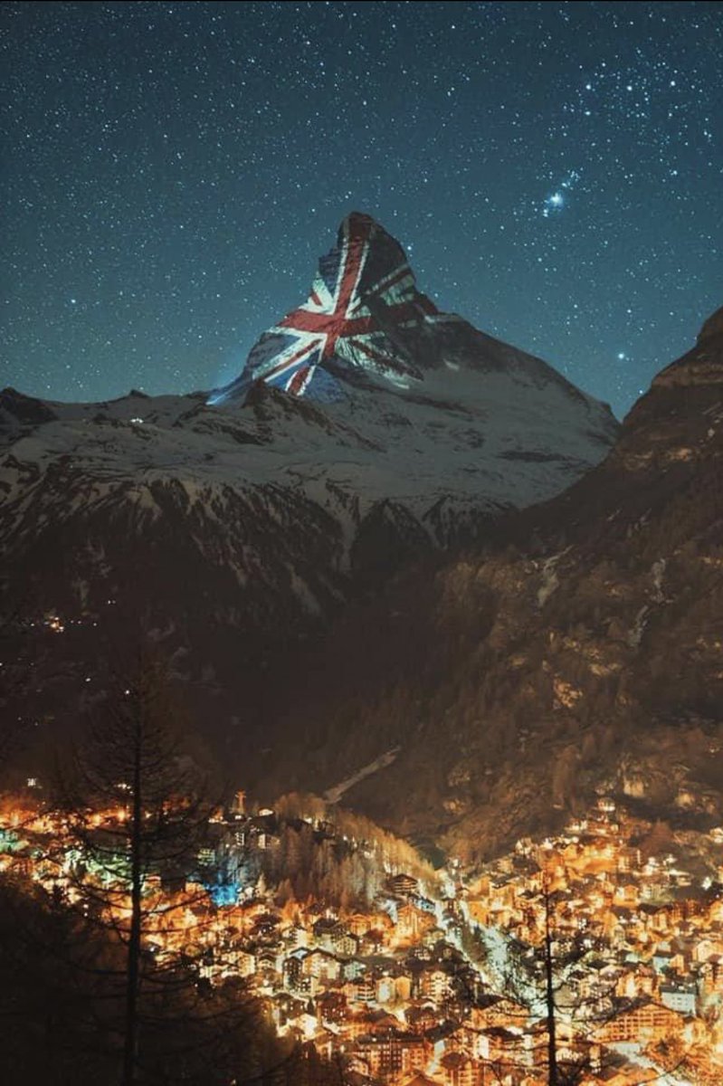 イタリア人ハーフ三姉妹 A Twitter Linkedinで見かけた綺麗な画像 イギリスの国旗が描かれたスイス マッターホルン Credit Gabriel Perens スイス マッターホルン コロナで気が滅入るからみんなの写真で旅行しようぜ イギリス