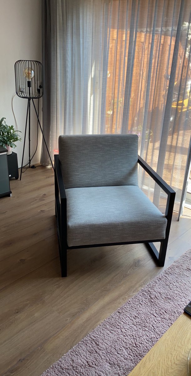 GTSTNICK's tweet photo. Heel bijzonder om te kunnen mededelen dan één van de twee stoelen uit Huize Sanders bij mij in huis staat! Het voelt zo speciaal en uniek om één van deze stoelen (na erg lang wachten) hier in huis te hebben :-).
@CarolineBruijnD  #gtst https://t.co/vUAx1aTaz1