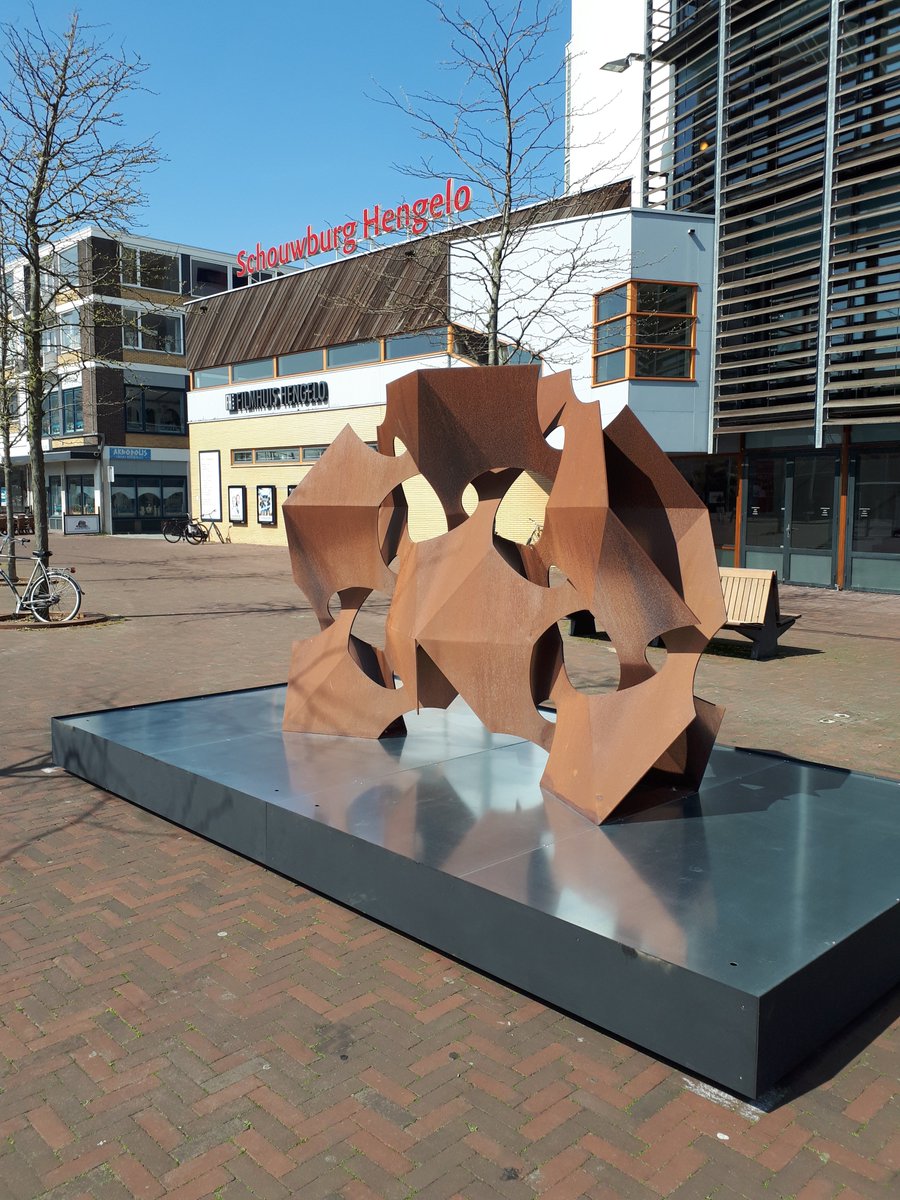 BGvanWakeren's tweet photo. Op het stationsplein zijn vandaag de beelden geplaatst van Hengeloër/kunstenaar Rinus Roelofs.
Eerst in Barcelona, nu bij ons. Geweldige tentoonstelling voor onze stad. @gemeentehengelo #cultuur #HeArtpool https://t.co/rWgdpggVgd