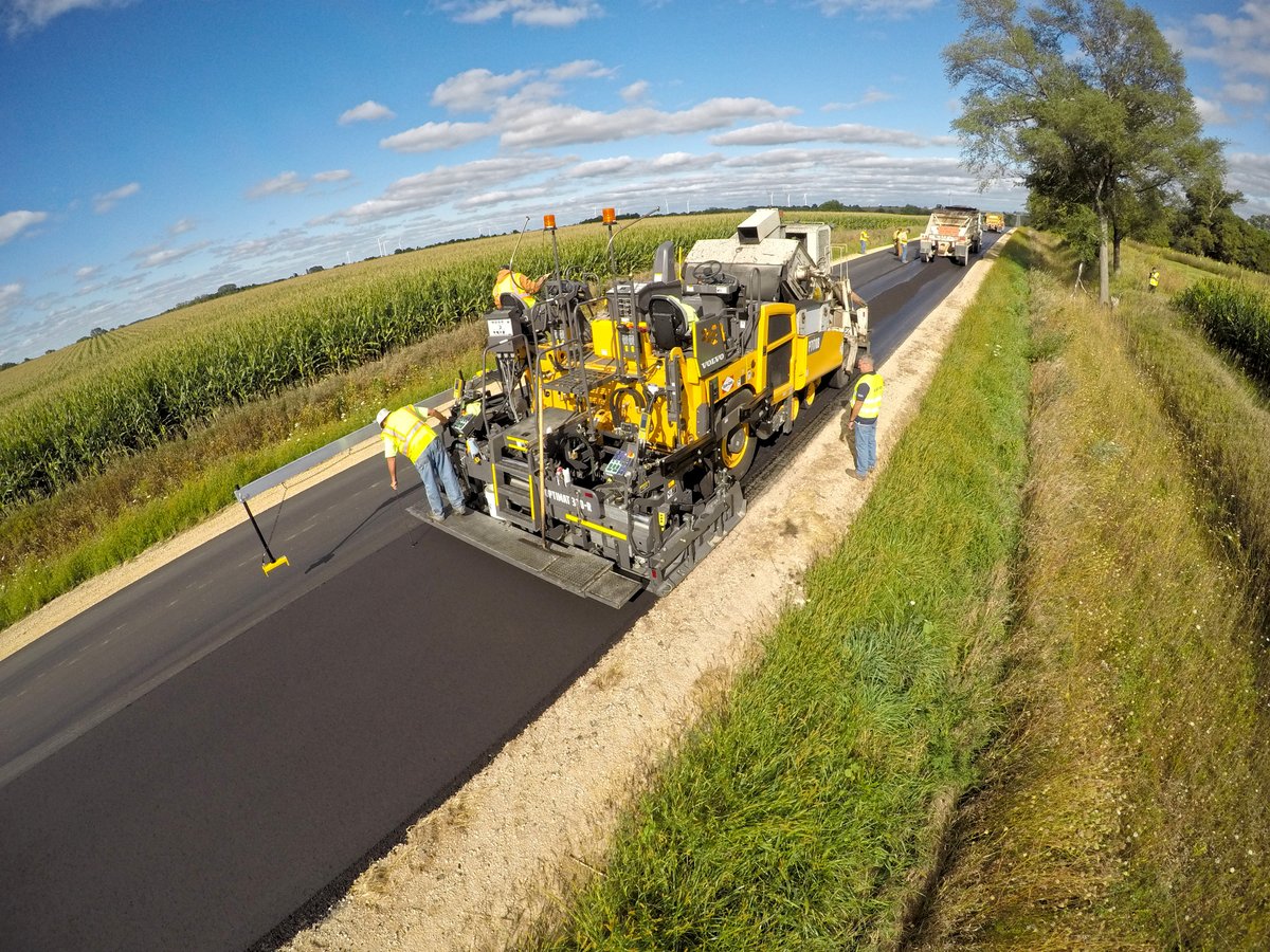 If only every job was this straight and the mat quality this good. The EZR2 can ensure the later with its industry-leading extension support system, oversized components, and deepest screed plates in its class! Learn more at carlsonpavingproducts.com/ezr2/ #AstecIndustries #OneAstec