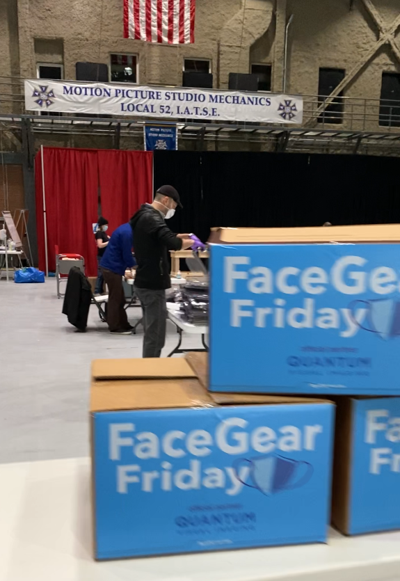 FaceGearFriday's tweet photo. @IATSE @IALocal52 opened their doors to @facegearfriday last week Briar Rossell organized a crew to assemble 500+ #PPE #faceshields with support from @Local817! @M_Marakovits @YesNetwork @PablogtzT47 @nynurses @this_neverthat @matthewloeb @USA829IATSE 
https://t.co/BHKRr4HC3M https://t.co/X8LSZoIE15