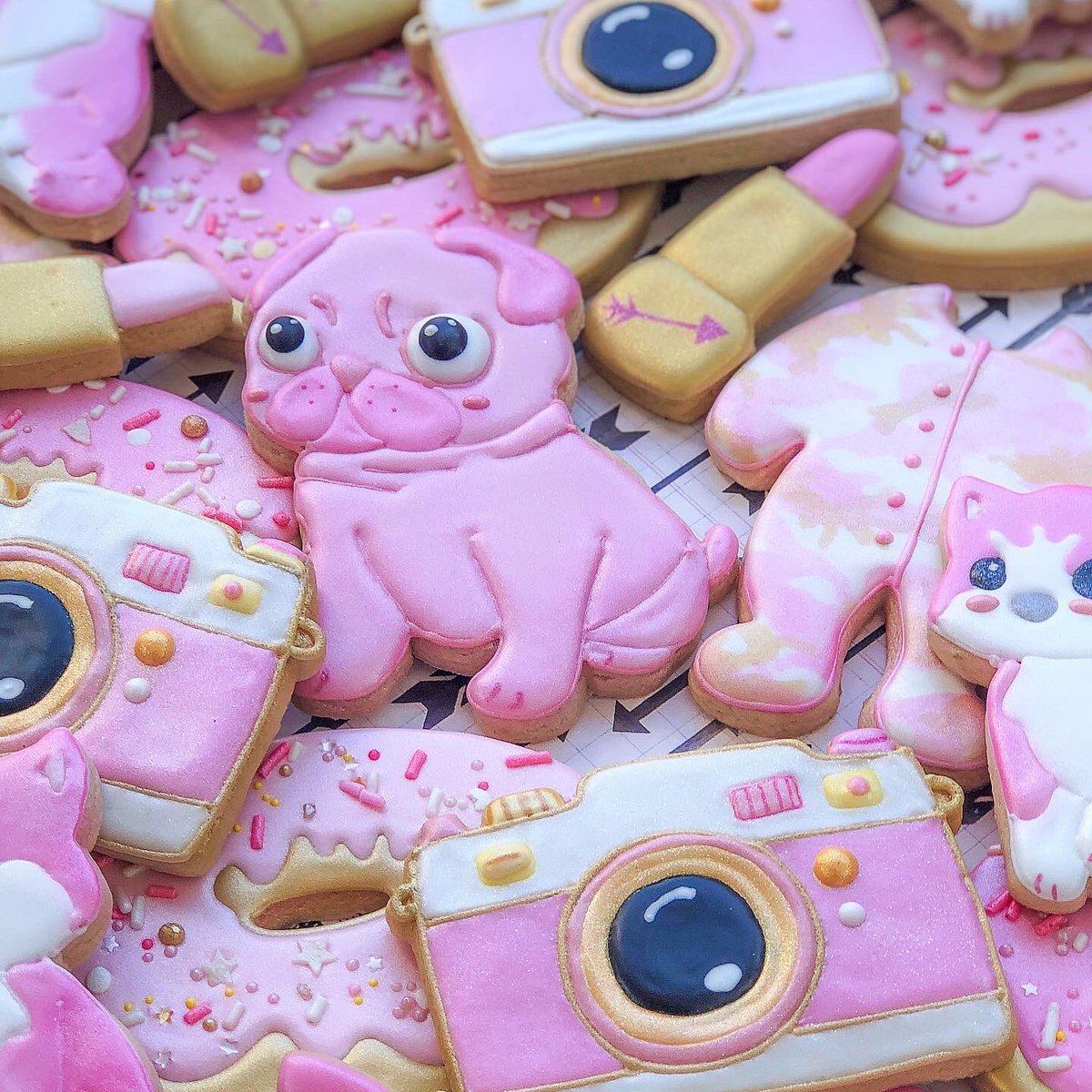 customcookiesLA's tweet photo. Yes, I am still taking orders! While large gatherings may be on hold for now, there are plenty of other great reasons to order cookies: Virtual baby showers, drive by birthday parties, and care packages to name just a few! #babyshowercookies #puglife #pugcookies #customcookies https://t.co/m86oXd7NHq