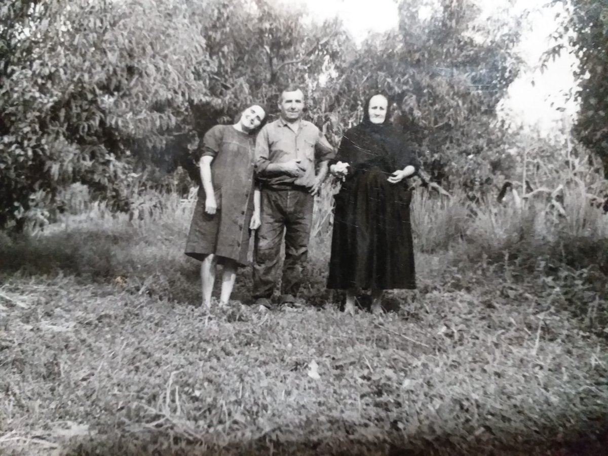 PlaiboFruta's tweet photo. Somos la octava generación, y puede que muchas más, de #agricultores , por eso nos sale de vez en cuando algún testimonio como este: ¡En la finca! la bisabuela y los abuelos de @Carloscabos76, actual director técnico de #Plaibo¡y ya con #melocotoneros! #AgriculturaFamiliar #Fraga https://t.co/qWEUsYFk1d