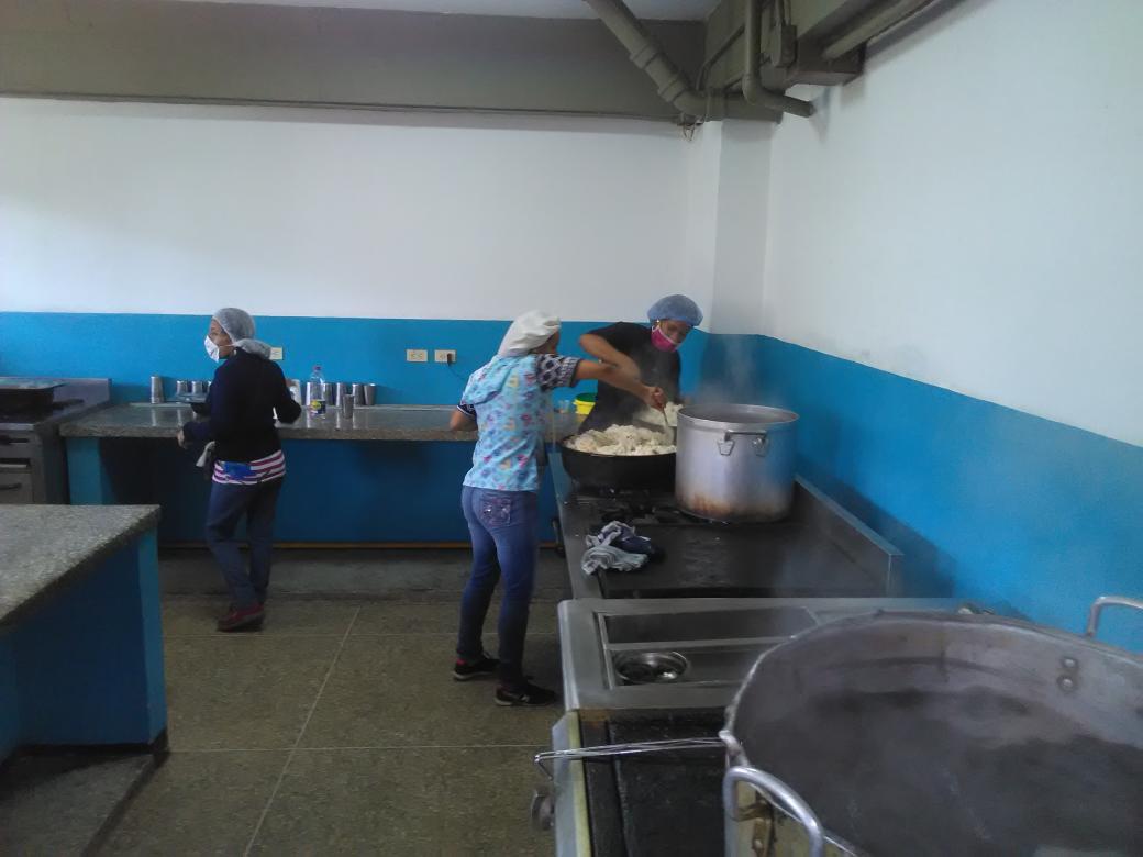 zeudidepablos's tweet photo. Seguimos De La Mano Consejo Comunal Ubch en Apoyo a La Directora y Su Gran Equipo de La Escuela Distrital Caracas del Bloque 5 de Las Lomas de Urdaneta en La Parroquia Sucre Haciéndole Llegar La Comida A Niños y Niñas de La Patria y a La Comunidad @psuvaristobulo
@NicolasMaduro https://t.co/cue8sMAU3I