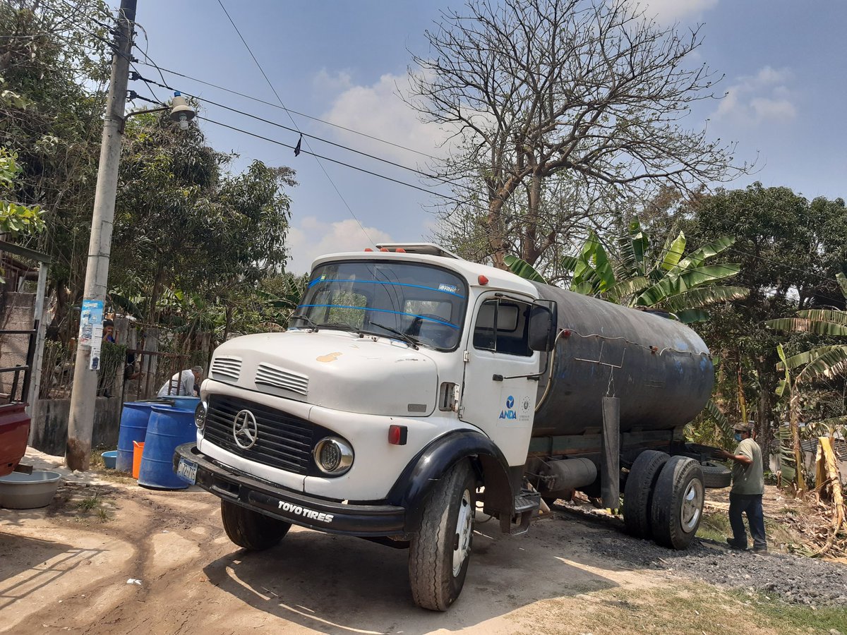 directivaplane1's tweet photo. Nuestra Directiva Comunal y las personas que integramos la comunidad Planes de Mariona, les damos las gracias a los Señores de  @ANDASV por suministrarnos agua potable, para poder combatir la crisis del Covid-19. #restateacasa #coronavirus #COVID19. https://t.co/7V0zGNuaoj