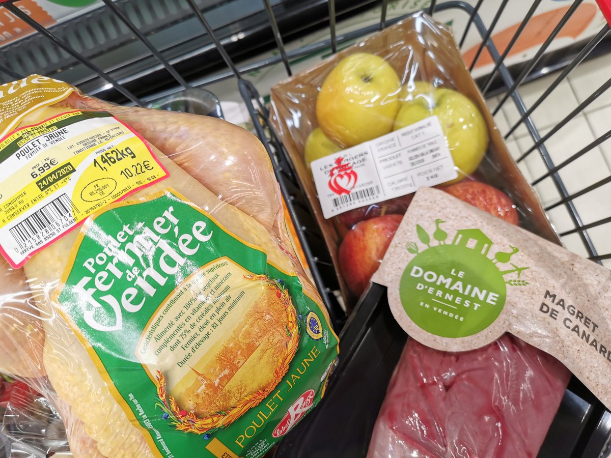 CarolineTronche's tweet photo. Même au supermarché, c'est pas compliqué de manger #madeinvendee et d'aider les #Agriculteurs producteurs voisins 😋
#Vendee #paysdelaloire #conso #alimentation https://t.co/6laxRys2uH