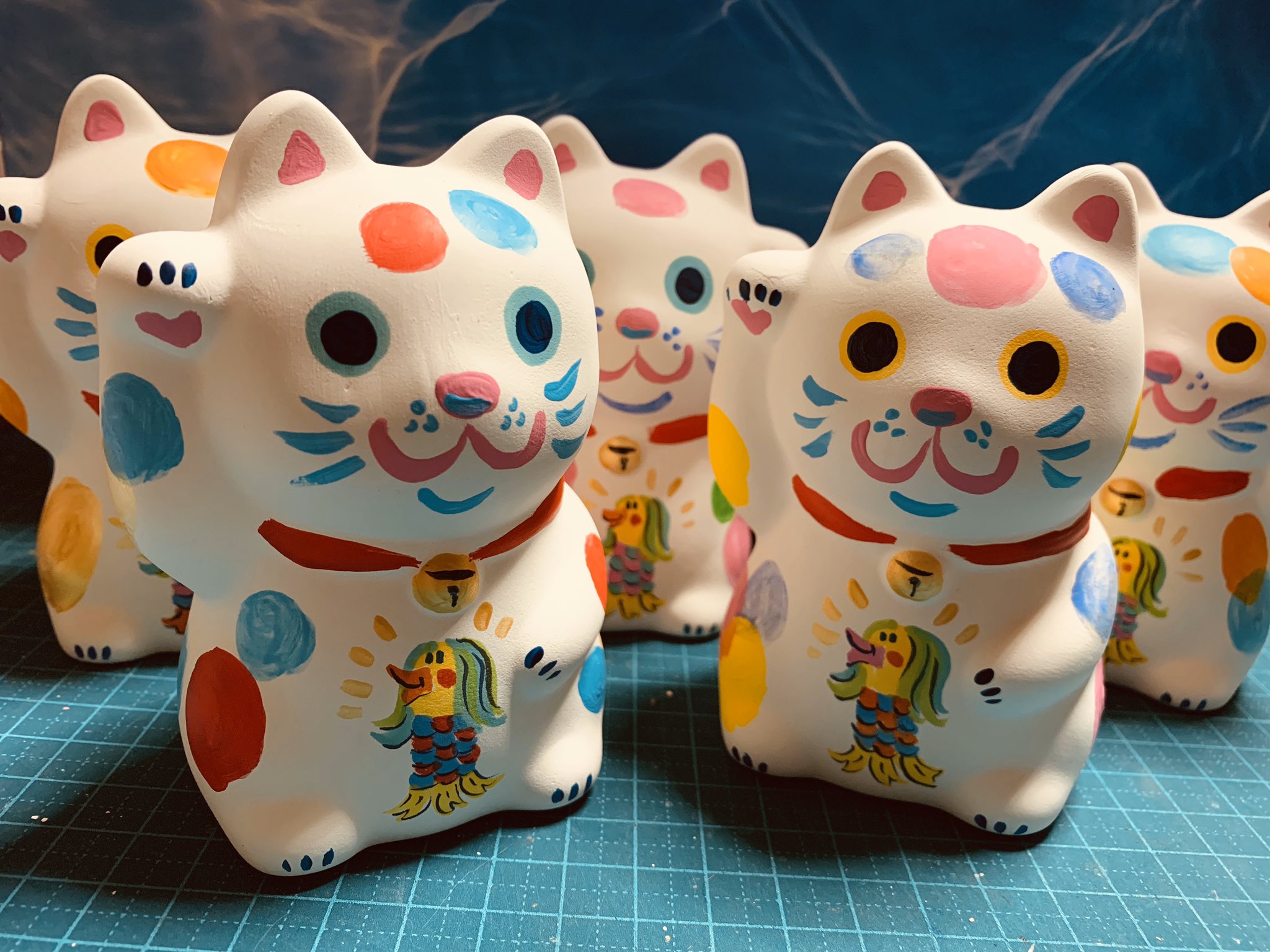 イラスト屋ひぐち アマビエ招き猫たち続々と ご予約も含めて 本日4 17から19日まで歴史博物館ミュージアムショップで販売させて頂く予定なのですが 緊急事態宣言が全国に発令により 状況は変わるかもしれません 悩ましいニャン