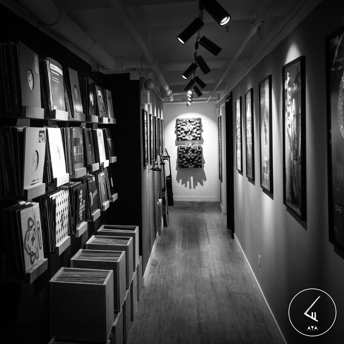 The corridor at our studio.... with vinyl wall, guitar wall and ended with our beloved self-made wooden sound diffusers.
#ayastudios #ayarecordingstudio #recordingstudio #studiovibe #mixing #mastering #analog #analogue #corridor #vinylwall #guitarwall #analogsound #sounddiffuser