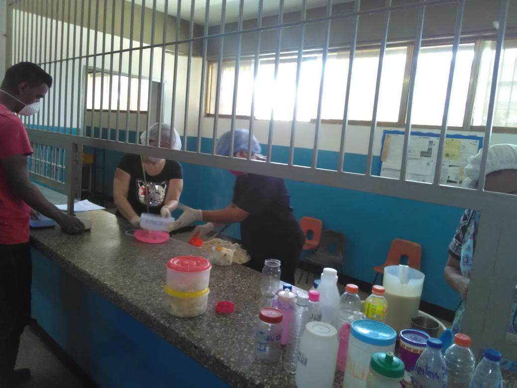 zeudidepablos's tweet photo. Seguimos De La Mano Consejo Comunal Ubch en Apoyo a La Directora y Su Gran Equipo de La Escuela Distrital Caracas del Bloque 5 de Las Lomas de Urdaneta en La Parroquia Sucre Haciéndole Llegar La Comida A Niños y Niñas de La Patria y a La Comunidad @psuvaristobulo
@NicolasMaduro https://t.co/cue8sMAU3I