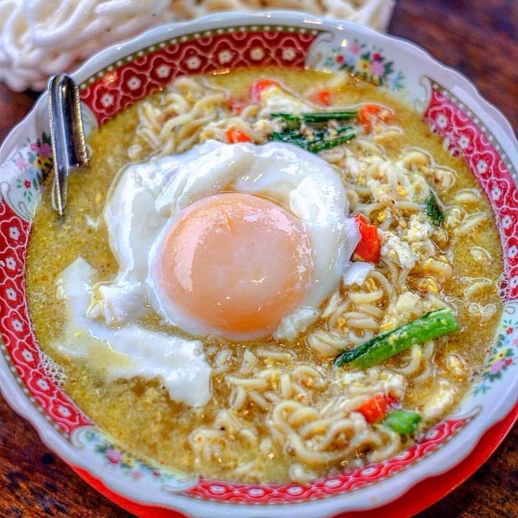 vphi_'s tweet photo. @Stawbeyyri Emg enak bgt sih makan ginian jam segini https://t.co/ExbB3jQDSf