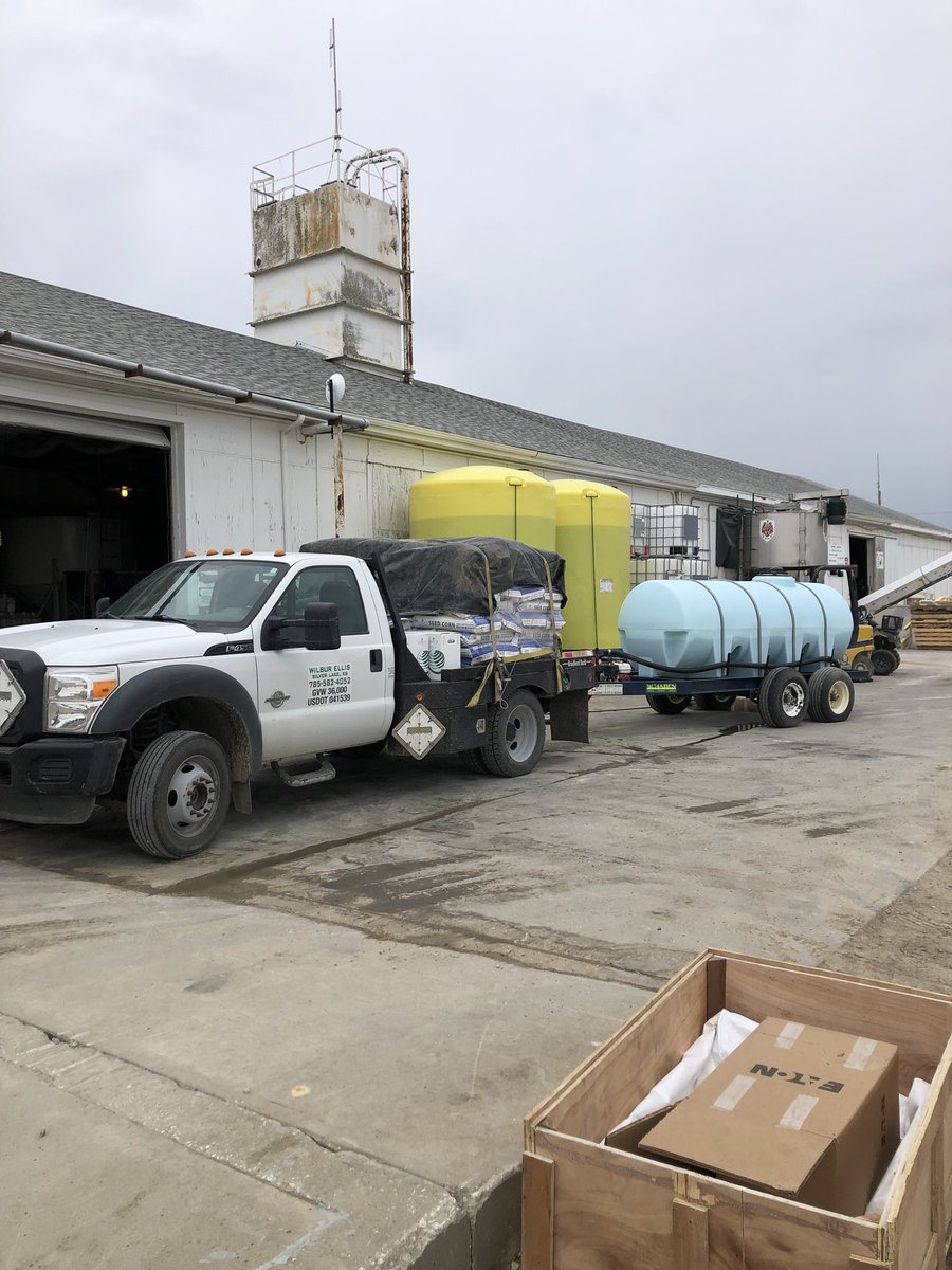 Cowdawg32's tweet photo. Trying to beat the rain. #Integraseed #bluezonestarter #Nutriounlock https://t.co/MASfi9ukhY