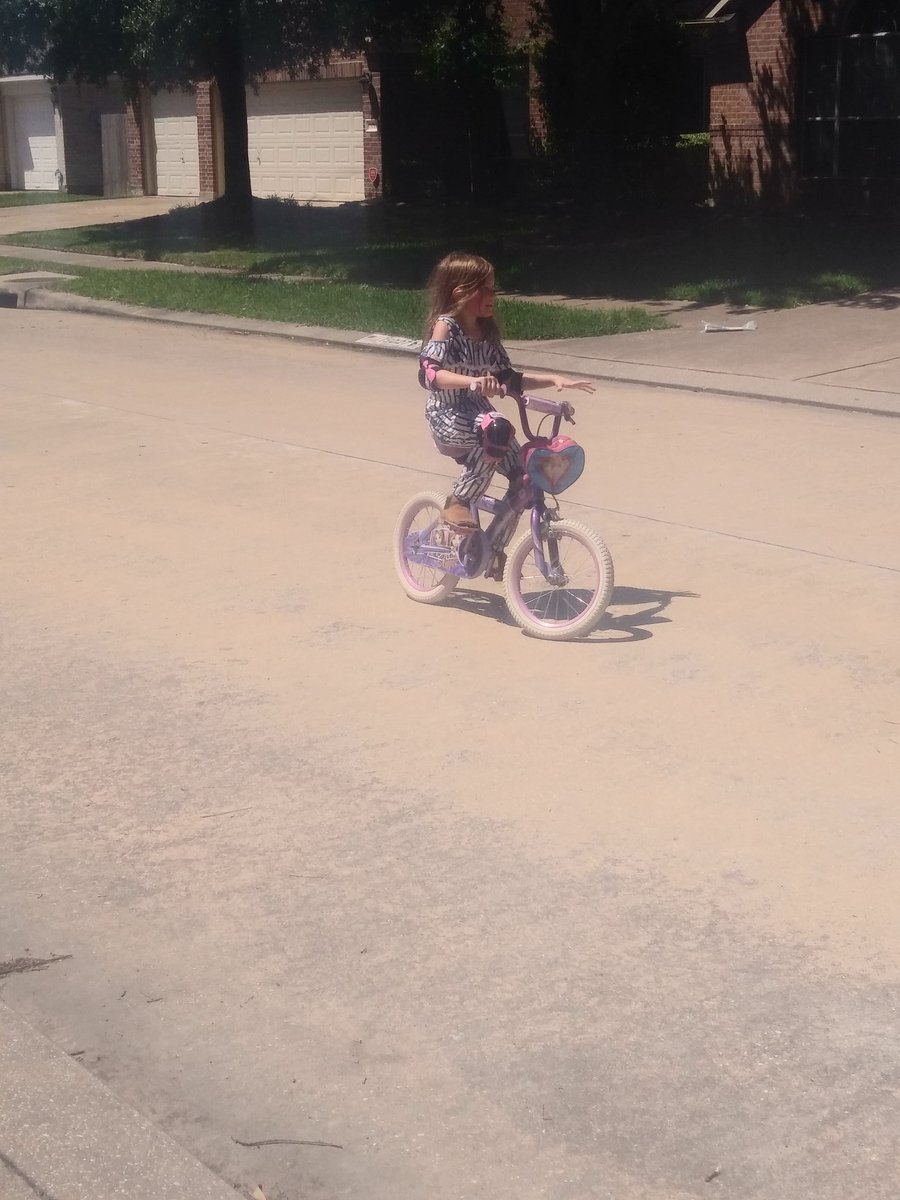 HomeierJessica's tweet photo. Guess who learned how to ride a bike without training wheels today?! #gfegetactive https://t.co/OCwBUlHh2h