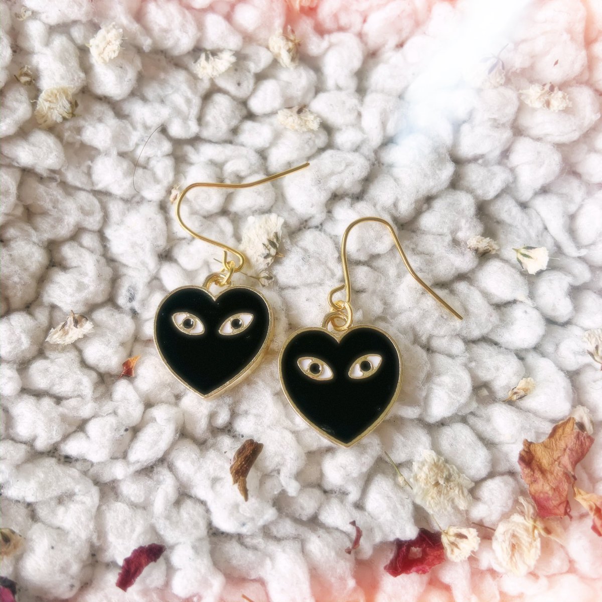 whimsycrystals's tweet photo. 🖤6K GIVEAWAY🖤

thank u so much for 6,000+ followers! i hope u like these black heart earrings!! ☺️✨

rules: 
~ like and rt
~ follow me @sunflowrdog 
~ tag 1 friend

extra entries:
~ tag up to 10 friends
~ follow my insta (sunflowrdog_art)

ends 30th april! https://t.co/9SHiyvuUP1