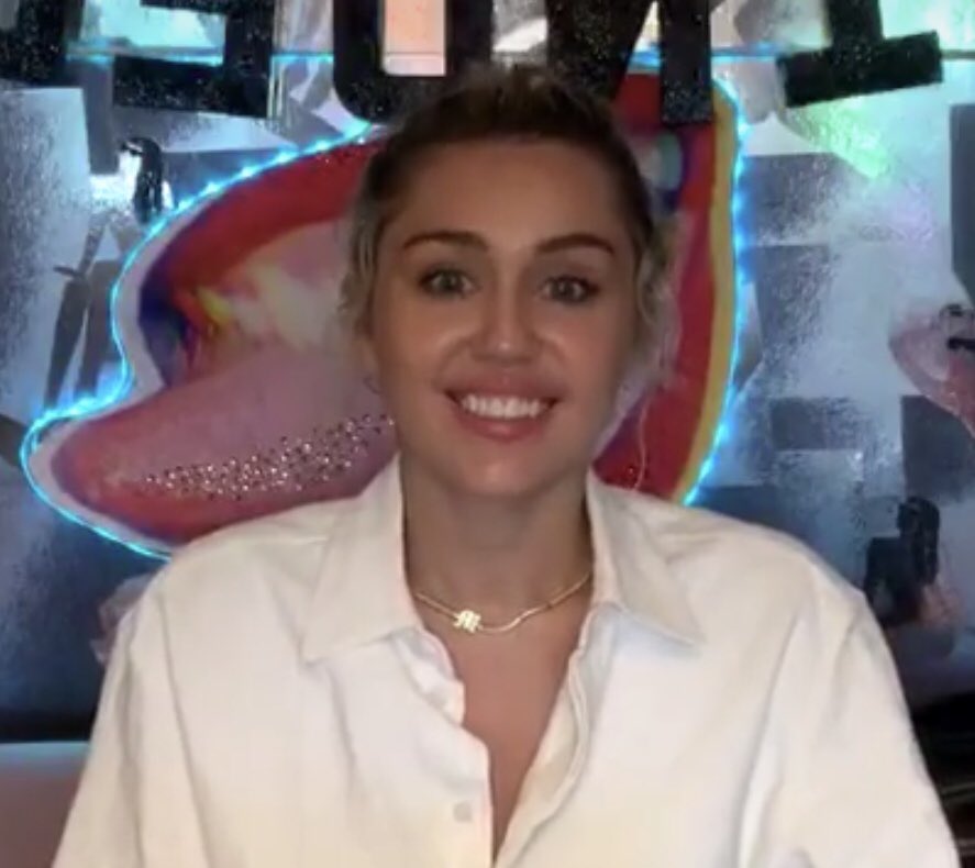 StylishCyrus's tweet photo. Every episode this week has been so inspiring/educational and I can’t wait for tomorrow’s show! #HighlightingHeroes #LiveWithMiley Tune in tomorrow at 11:30am PST for a brand new episode 🌈 https://t.co/Mtuxt7LioJ