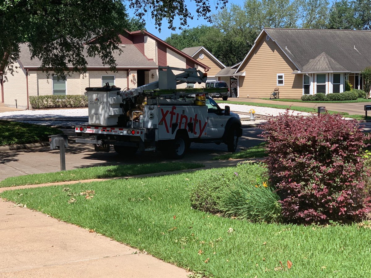 mrsjessboysen's tweet photo. WiFi is down...no problem. Time to wash the car and cover another space on my BINGO card. #sparklerstaff #nowifinoproblem https://t.co/n70jJlLEp8
