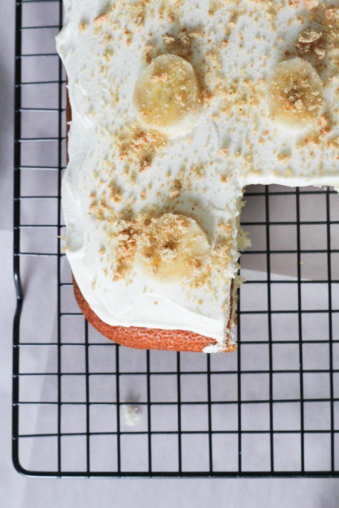 letsmingleblog's tweet photo. This #recipe for banana cream sheet cake is soooo #delish &amp; perfect to make during the week thanks to a boxed cake mix. #Vanilla cake, pastry cream, fresh bananas, &amp; #homemade whipped cream. Tastes just like your favorite #banana pudding, in #cake form! https://t.co/S3BCAXvLfe https://t.co/935EVO3EnD