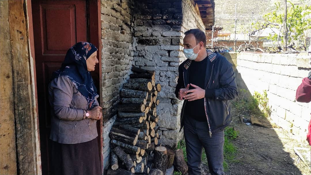 BashkiaP's tweet photo. Bashkia Pogradec vijon nga puna për shpërndarjen e paketave familjare ushqimore. Për dt 16.04.2020 janë shpërndarë:
•74 paketa ushqimore familjare në njësinë Buçimas dhe fshatrat e saj.
Për 48 orët e fundit nga grupet e terrenit janë dhënë

• 54 shërbime në familje. https://t.co/DBNWU5ruQT