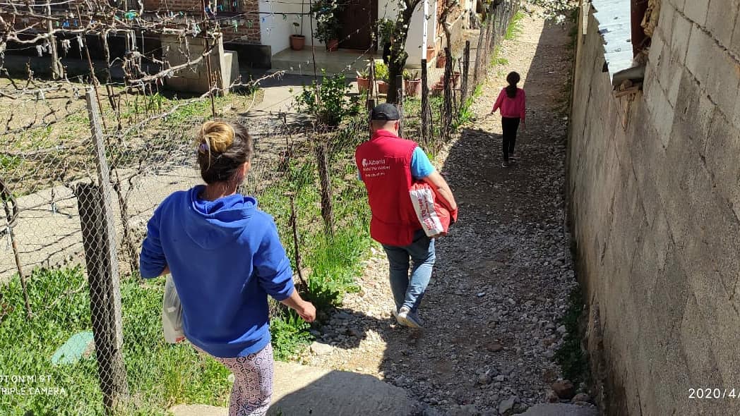 BashkiaP's tweet photo. Bashkia Pogradec vijon nga puna për shpërndarjen e paketave familjare ushqimore. Për dt 16.04.2020 janë shpërndarë:
•74 paketa ushqimore familjare në njësinë Buçimas dhe fshatrat e saj.
Për 48 orët e fundit nga grupet e terrenit janë dhënë

• 54 shërbime në familje. https://t.co/DBNWU5ruQT