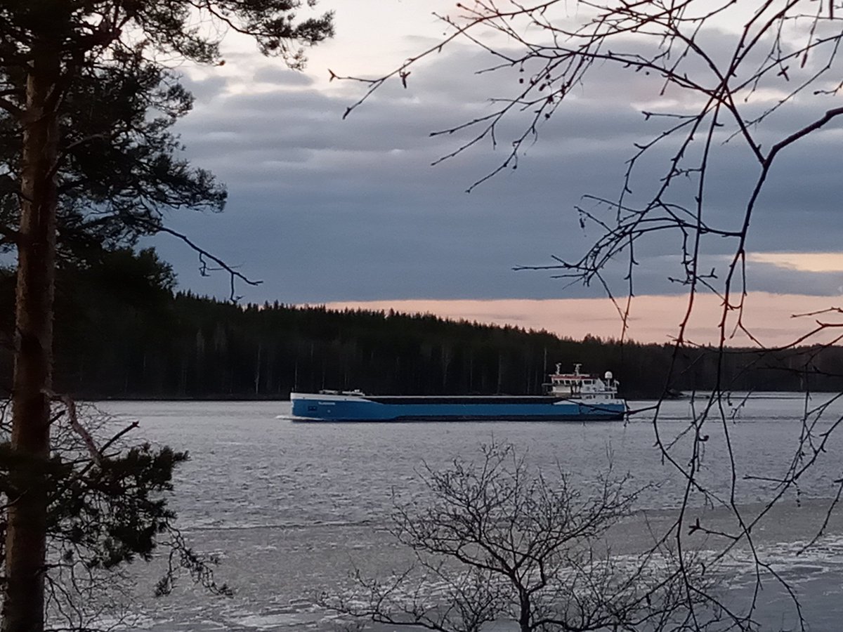 SinoYuFI's tweet photo. Ja Susanne lähtee #Savonlinna'an päin. #Savonranta #Pyyvesi #Saimaa #rahtilaiva @kariolavi59 https://t.co/57nm1AO4FU