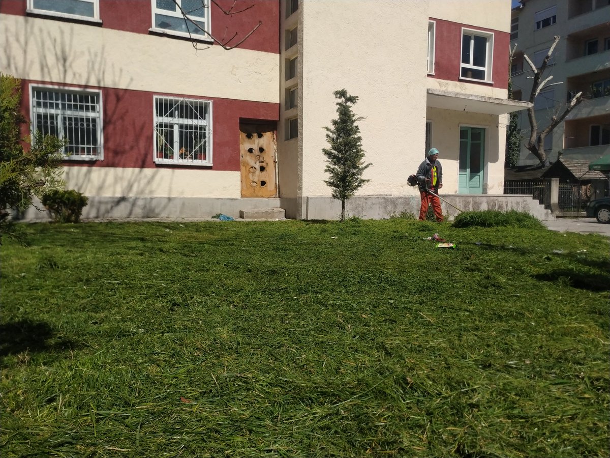 BashkiaP's tweet photo. Çdo ditë në punë, pavarësisht situatës së pandemisë vijojmë punën për të patur një bregliqen të pastër!
#Bashkianëpunë https://t.co/LgZK3k1I2m