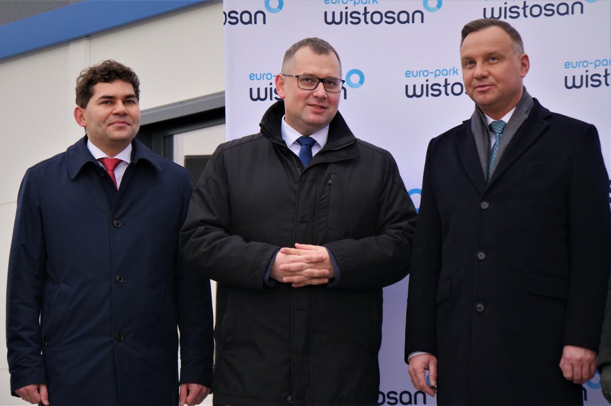 lucjuszn's tweet photo. W Stalowej Woli #ARP uruchamia fabrykę szycia maseczek ochronnych! Z inicjatywy @prezydentpl @AndrzejDuda oraz @PremierRP @MorawieckiM powstał projekt #PolskaSzwalnia ARP zakupiła linie produkcyjne, które docelowo będą produkować 30 mln maseczek miesięcznie w hali w Stalowej Woli https://t.co/63CgVvHSjX