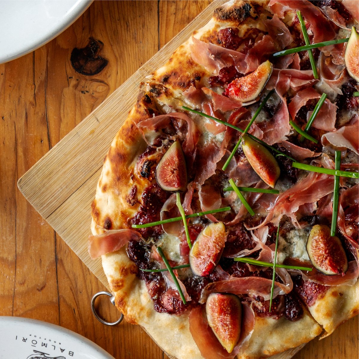 BalmoriRooftop's tweet photo. Pizza de Jamón Serrano e Higos, ¡no hay mejor manera de disfrutarla que en familia! Pídela por UberEats, Rappi o vía telefónica al 55 5264 1757.
#BalmoriRooftop #Rooftop  #LaRoma #CDMX #Pizza #Delivery #ADomicilio https://t.co/oACK5M9yka
