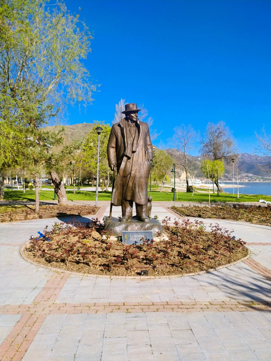 BashkiaP's tweet photo. Nga "Sheshi i Trëndafilave" që kanë nisur lulëzimin. Ditë më të bukura do të vijnë, ashtu si ky shesh së shpejti do jetë një nga atraksionet kryesore të Pogradecit.
#Bashkëiadalim https://t.co/ukd4tj6MWH