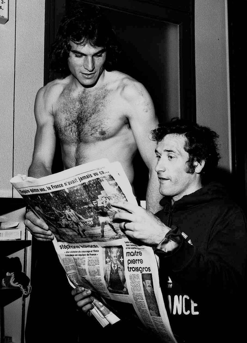 ftblsm's tweet photo. Argentine defender Osvaldo José Piazza and his team-mate #HervéRevelli, reading the newspaper, during their spell at @ASSEofficiel. #OsvaldoPiazza was very popular at this time, and Bernard Sauvat (French singer and songwriter) wrote a song dedicated to him. (Photo Maxppp) https://t.co/nnkzCm3286