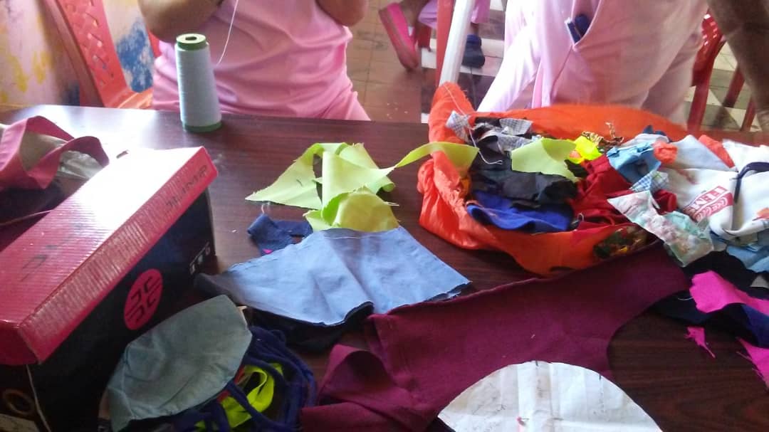 En la Comunidad Terapéutica Socialista Juana Ramírez "La Avanzadora" ciudadanas en atención de la <a href="/MNegraHipolita/">Misión Negra Hipólita</a> participan en la elaboración de tapabocas, para prevenir contagios de COVID-19 y cumplir con las medidas de prevención durante la cuarentena. #17AñosBarrioAdentro
