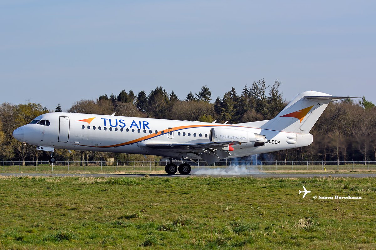Simentweets's tweet image. Geland voor storage/maintenance op Groningen Airport Eelde 2 TUS Airways 🇨🇾  Fokkers. 5B-DDA Fokker F70 o.a. voormalig PH-KZL van KLM cityhopper en de 5B-DDE Fokker F100 die zijn carrière begon bij American Airlines.