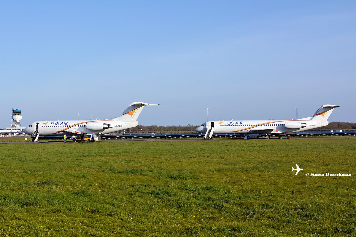 Simentweets's tweet image. Geland voor storage/maintenance op Groningen Airport Eelde 2 TUS Airways 🇨🇾  Fokkers. 5B-DDA Fokker F70 o.a. voormalig PH-KZL van KLM cityhopper en de 5B-DDE Fokker F100 die zijn carrière begon bij American Airlines.