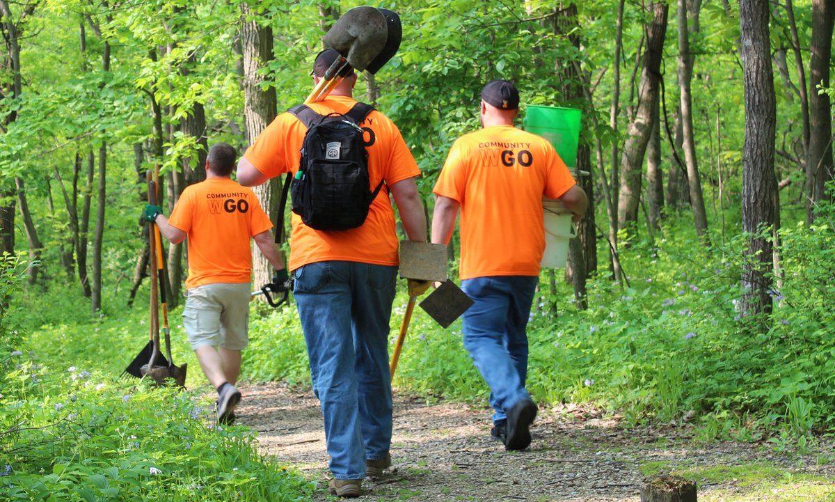WinnebagoRVs's tweet photo. @GoParks A8. Earth Day, every day! Winnebago employees care for our environment through local outdoor clean-up efforts year-round. Check out our #CommunityGO annual Pilot Knob State Park clean-up in our corporate responsibility report at https://t.co/ONhCAUlOGX https://t.co/KEDGnhQYyq