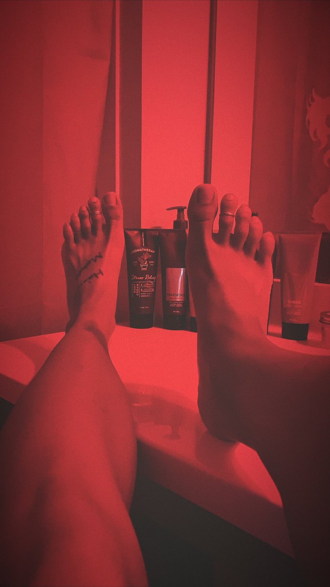 ToeAsisToes's tweet photo. Taking feet pics in the Red Keep 😤#footfettish #footfetishnation #feetpics #prettyfeet #ToeAsisToes #redlight #TheRedKeep https://t.co/DWZmHt9gN4