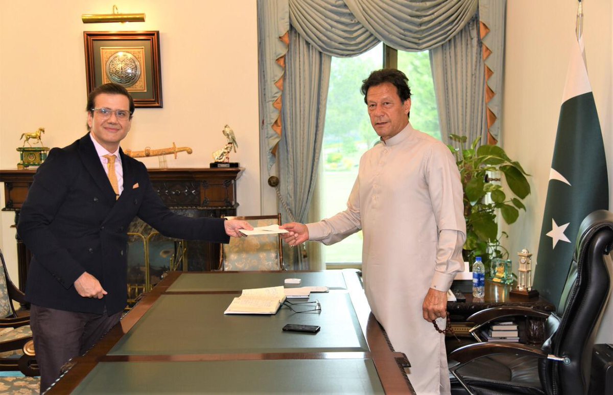 YasirQuraishe's tweet photo. بیکن ہاوس سکول کے ڈائریکٹر ناصر محمود قصوری @nkasuriکا والدین سے لوٹی گئی اضافی/غیرقانونی فیسوں کی اربوں کی رقم سے #کوروناریلیف_فنڈ میں 2کروڑ کا چیک وزیراعظم کو دینا، کالا دہن سفید کرنے اور ریاکاری کا منہ بولتا ثبوت ہے
والدین اسے کامیاب نہ ہونے دے گیں
#SharamKaro_ShafqatMahmood https://t.co/96B6AWCaNv
